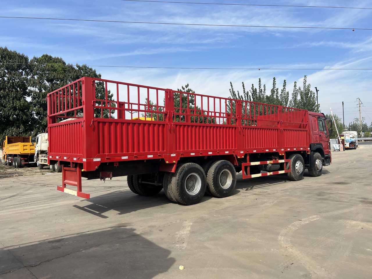SINOTRUK HOWO 8*4 Fence Truck - Kravas automašīna: foto 2 SINOTRUK HOWO 8*4 Fence Truck - Kravas automašīna: foto 2