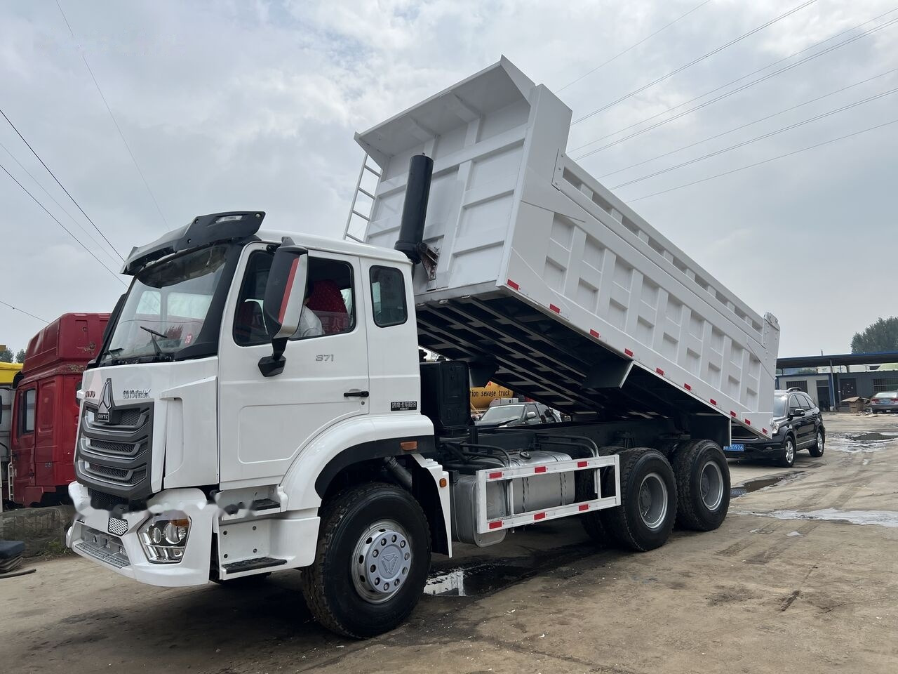 SINOTRUK HOHAN 6x4 - Kravas automašīna pašizgāzējs: foto 2 SINOTRUK HOHAN 6x4 - Kravas automašīna pašizgāzējs: foto 2