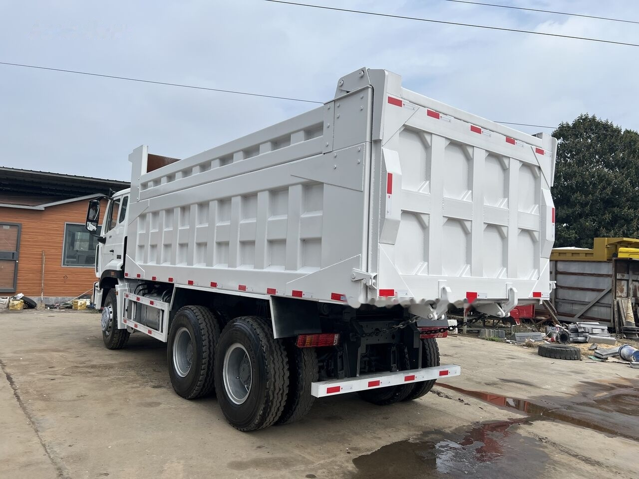 SINOTRUK HOHAN 6x4 - Kravas automašīna pašizgāzējs: foto 3 SINOTRUK HOHAN 6x4 - Kravas automašīna pašizgāzējs: foto 3