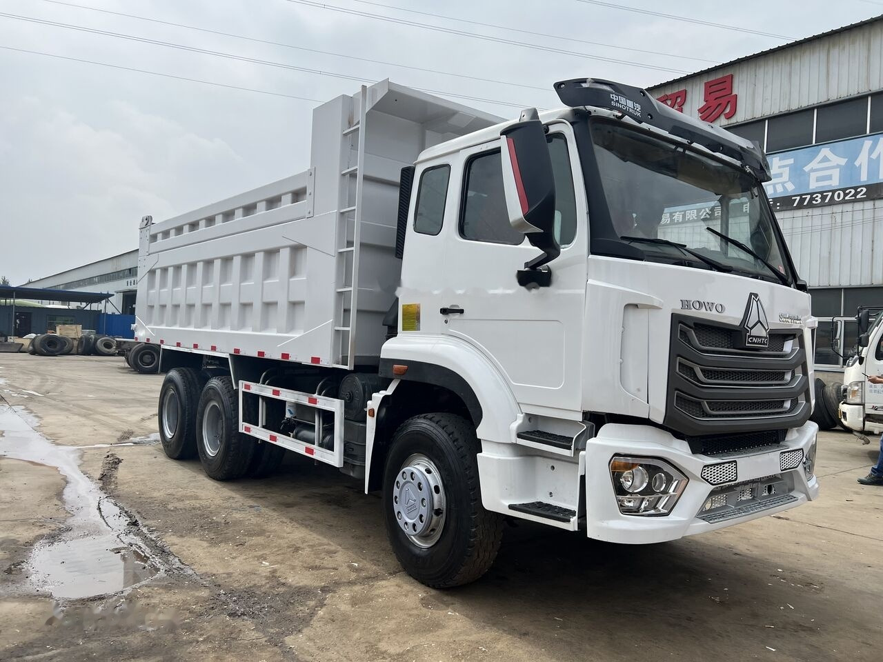 SINOTRUK HOHAN 6x4 - Kravas automašīna pašizgāzējs: foto 5 SINOTRUK HOHAN 6x4 - Kravas automašīna pašizgāzējs: foto 5