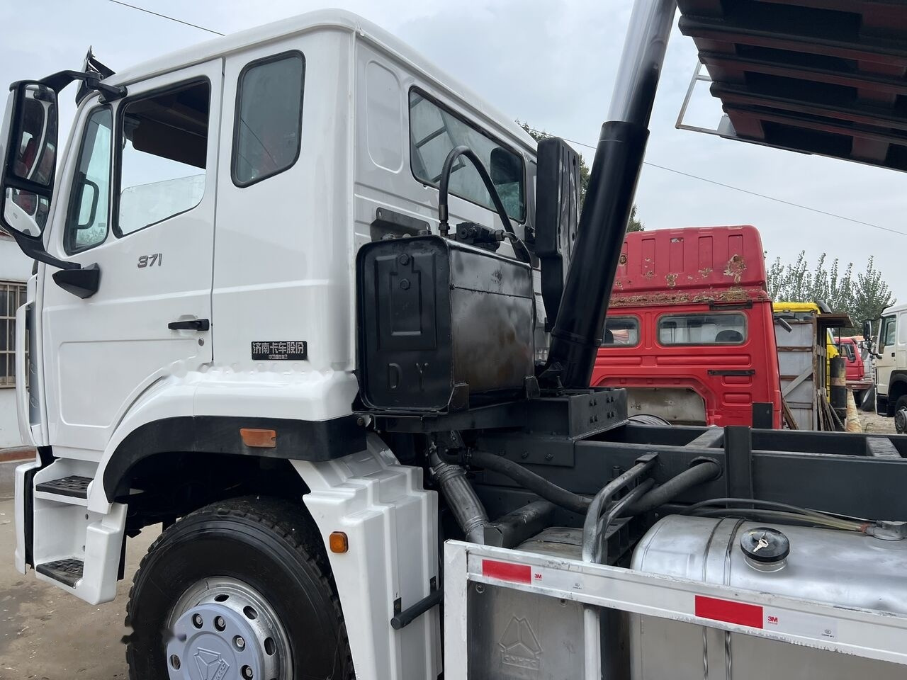 Kravas automašīna pašizgāzējs SINOTRUK HOHAN 6x4: foto 7 Kravas automašīna pašizgāzējs SINOTRUK HOHAN 6x4: foto 7