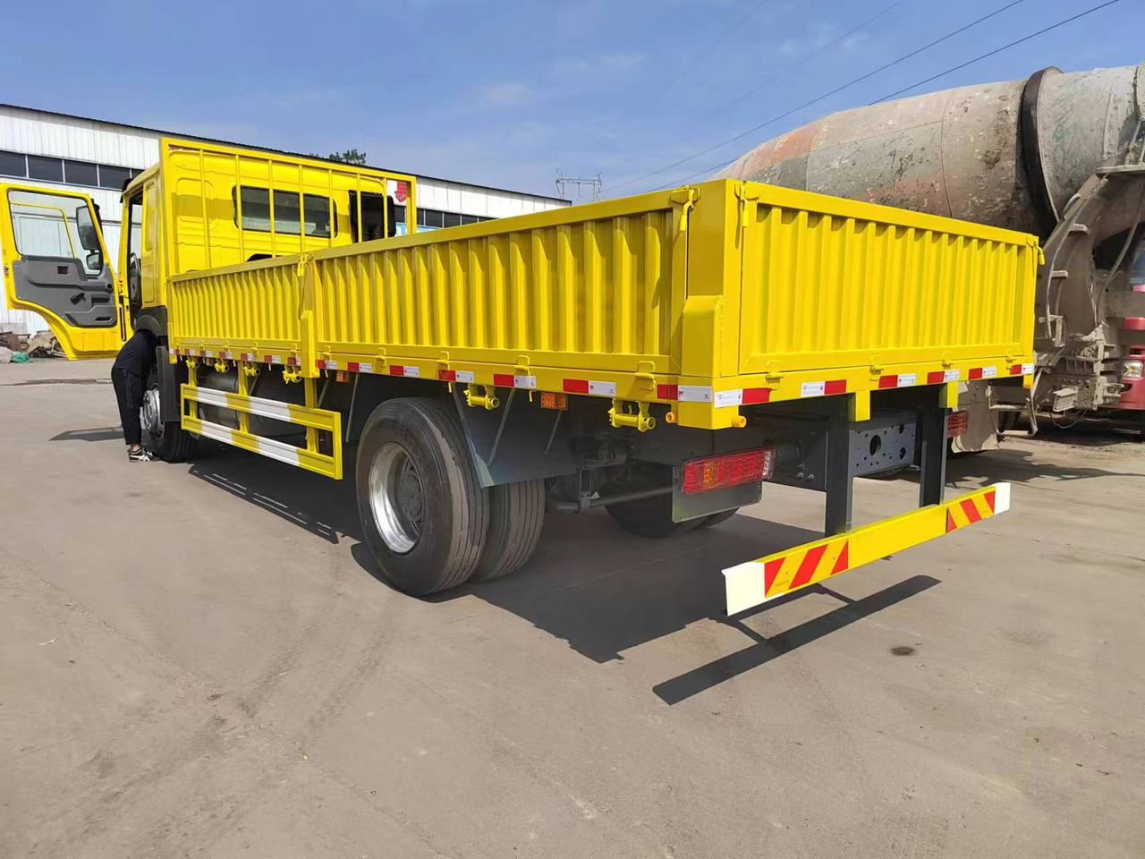 SINOTRUK HOWO 4x2 cargo truck - Kravas automašīna pašizgāzējs: foto 4 SINOTRUK HOWO 4x2 cargo truck - Kravas automašīna pašizgāzējs: foto 4