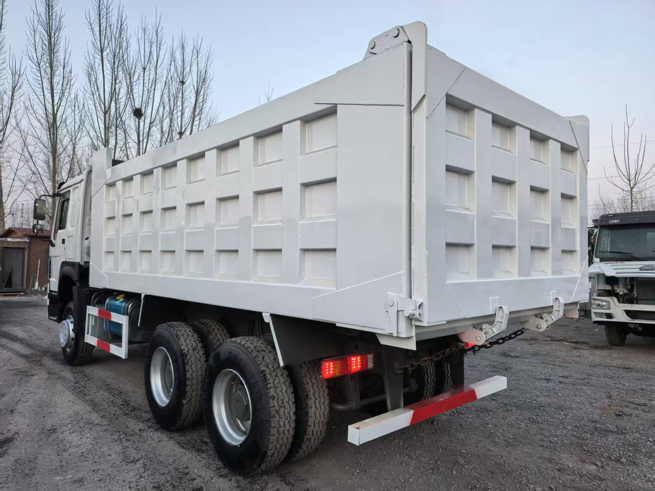 SINOTRUK HOWO 6x4 - Kravas automašīna pašizgāzējs: foto 3 SINOTRUK HOWO 6x4 - Kravas automašīna pašizgāzējs: foto 3