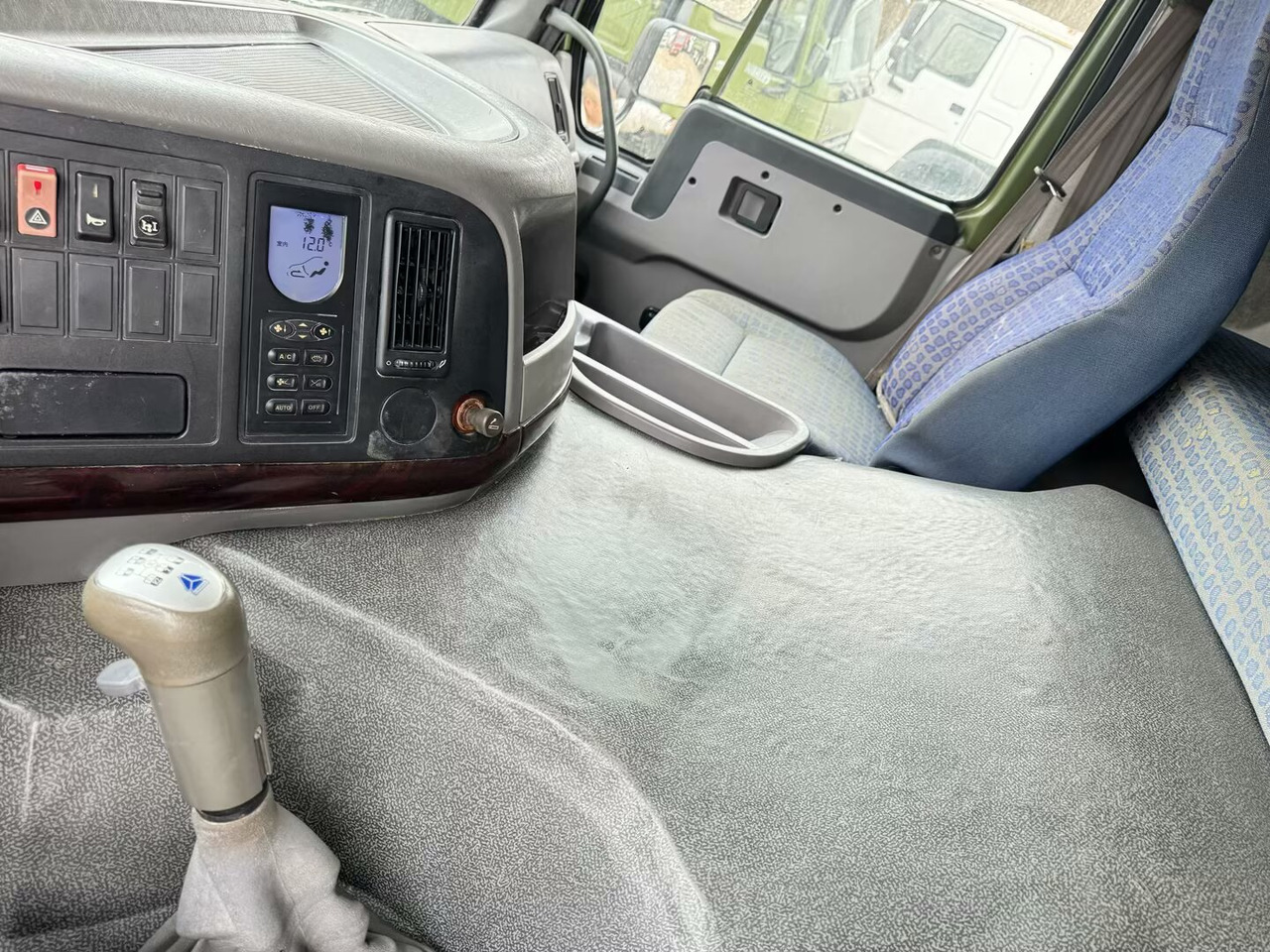 Kravas automašīna pašizgāzējs SINOTRUK HOWO 6x4: foto 10