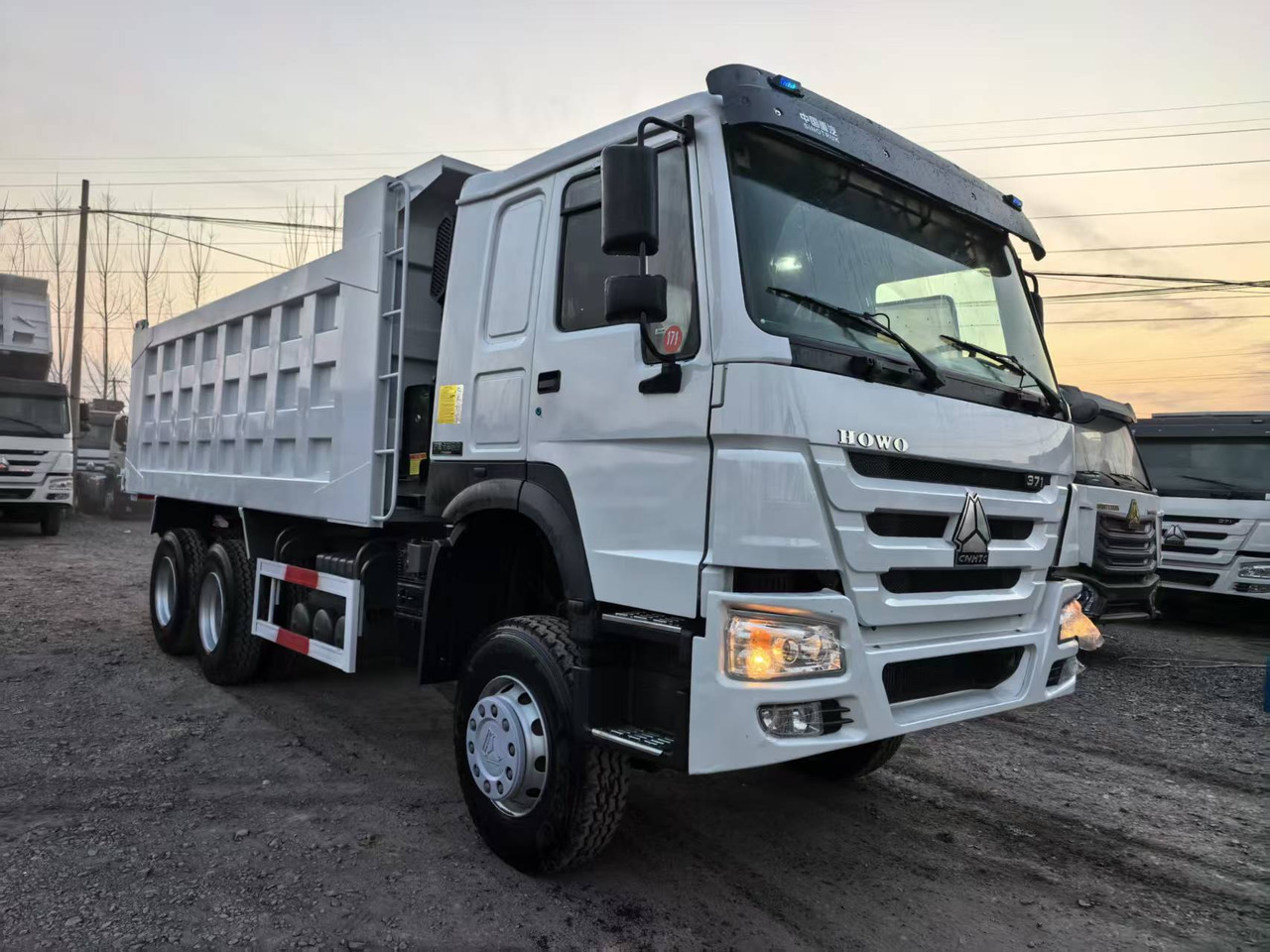 SINOTRUK HOWO 6x4 - Kravas automašīna pašizgāzējs: foto 1 SINOTRUK HOWO 6x4 - Kravas automašīna pašizgāzējs: foto 1