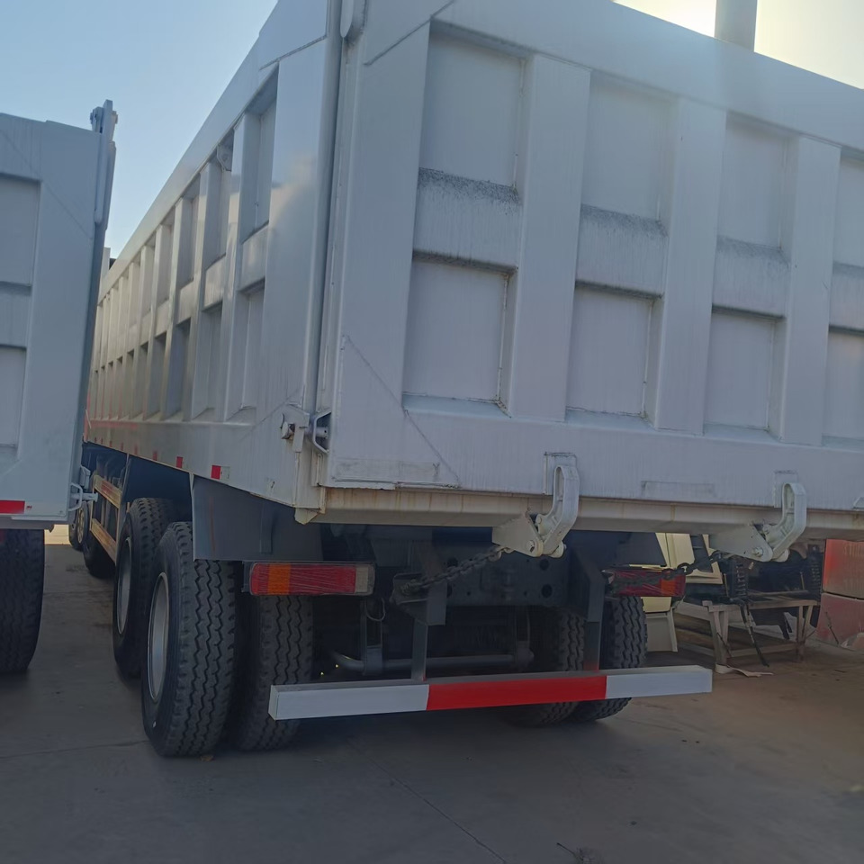 SINOTRUK HOWO 8x4 - Kravas automašīna pašizgāzējs: foto 5 SINOTRUK HOWO 8x4 - Kravas automašīna pašizgāzējs: foto 5