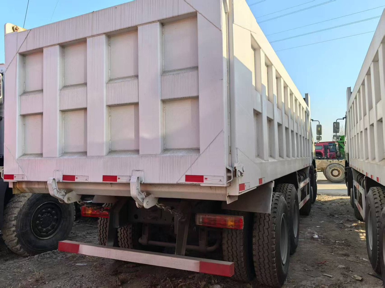 SINOTRUK HOWO 8x4 - Kravas automašīna pašizgāzējs: foto 3 SINOTRUK HOWO 8x4 - Kravas automašīna pašizgāzējs: foto 3
