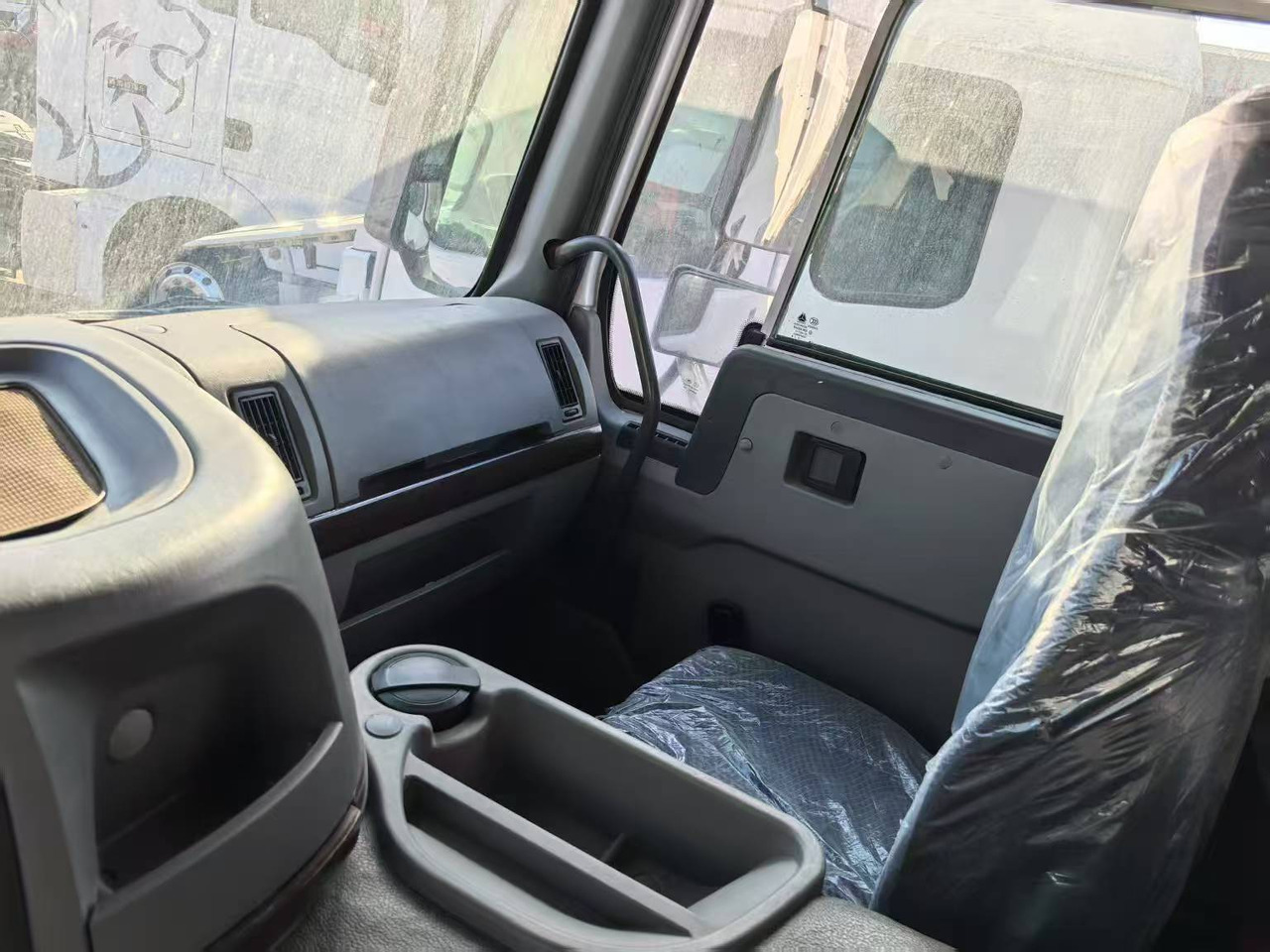 SINOTRUK HOWO 8x4 - Kravas automašīna pašizgāzējs: foto 5 SINOTRUK HOWO 8x4 - Kravas automašīna pašizgāzējs: foto 5