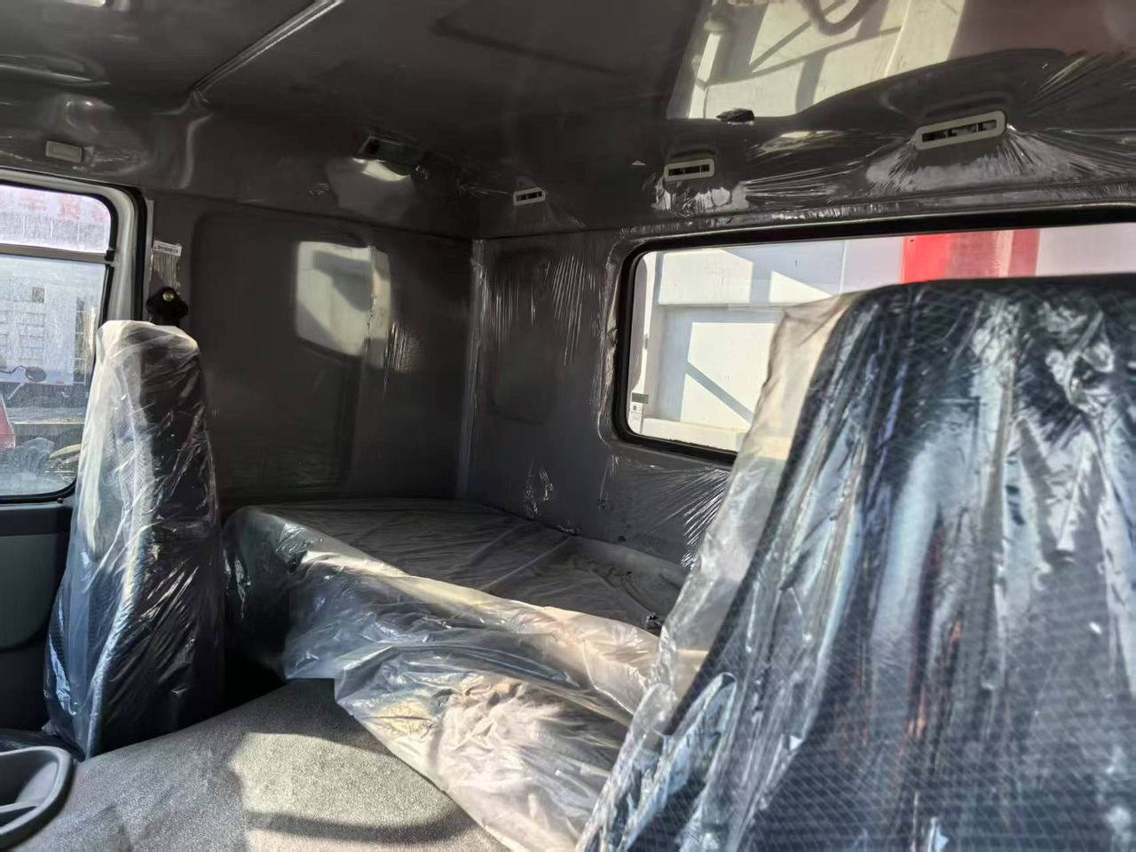 Kravas automašīna pašizgāzējs SINOTRUK HOWO 8x4: foto 6