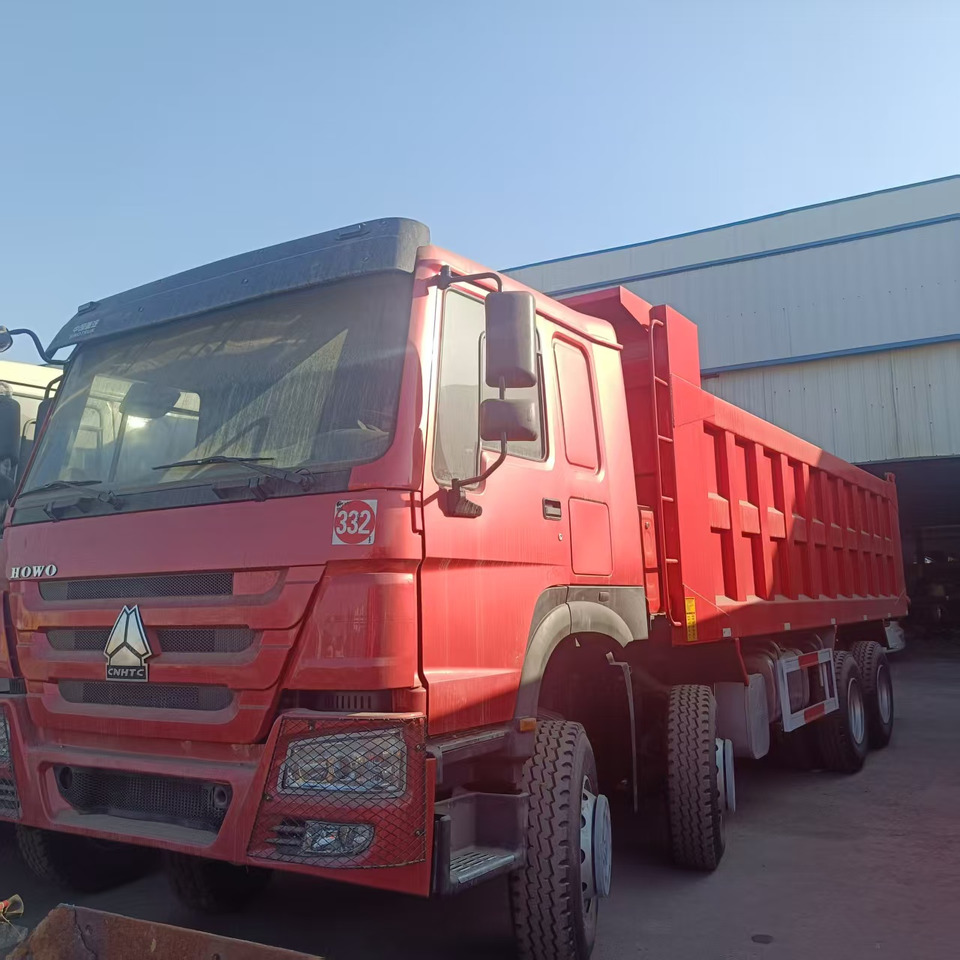 SINOTRUK HOWO 8x4 - Kravas automašīna pašizgāzējs: foto 1 SINOTRUK HOWO 8x4 - Kravas automašīna pašizgāzējs: foto 1