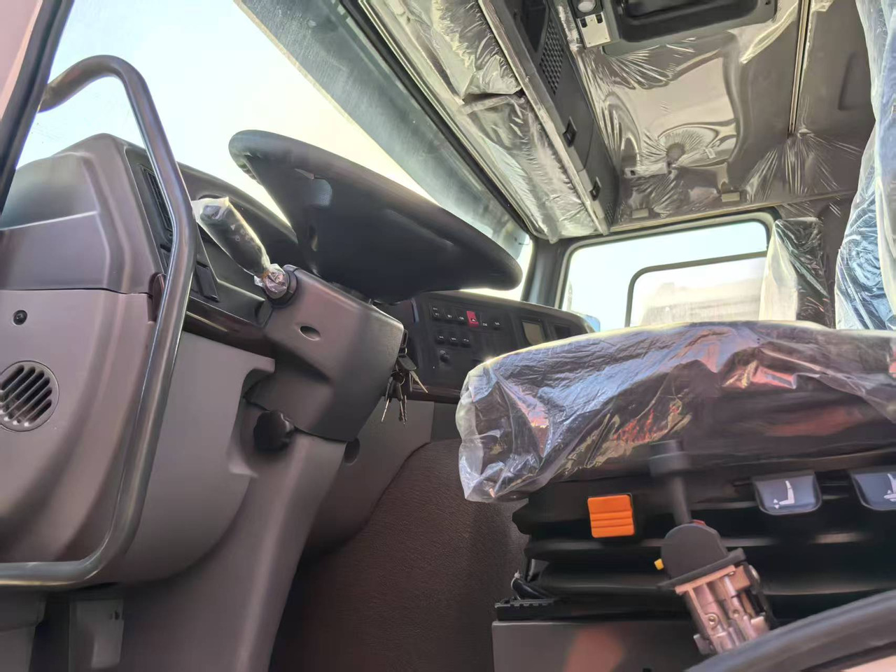 SINOTRUK HOWO 8x4 - Kravas automašīna pašizgāzējs: foto 5 SINOTRUK HOWO 8x4 - Kravas automašīna pašizgāzējs: foto 5