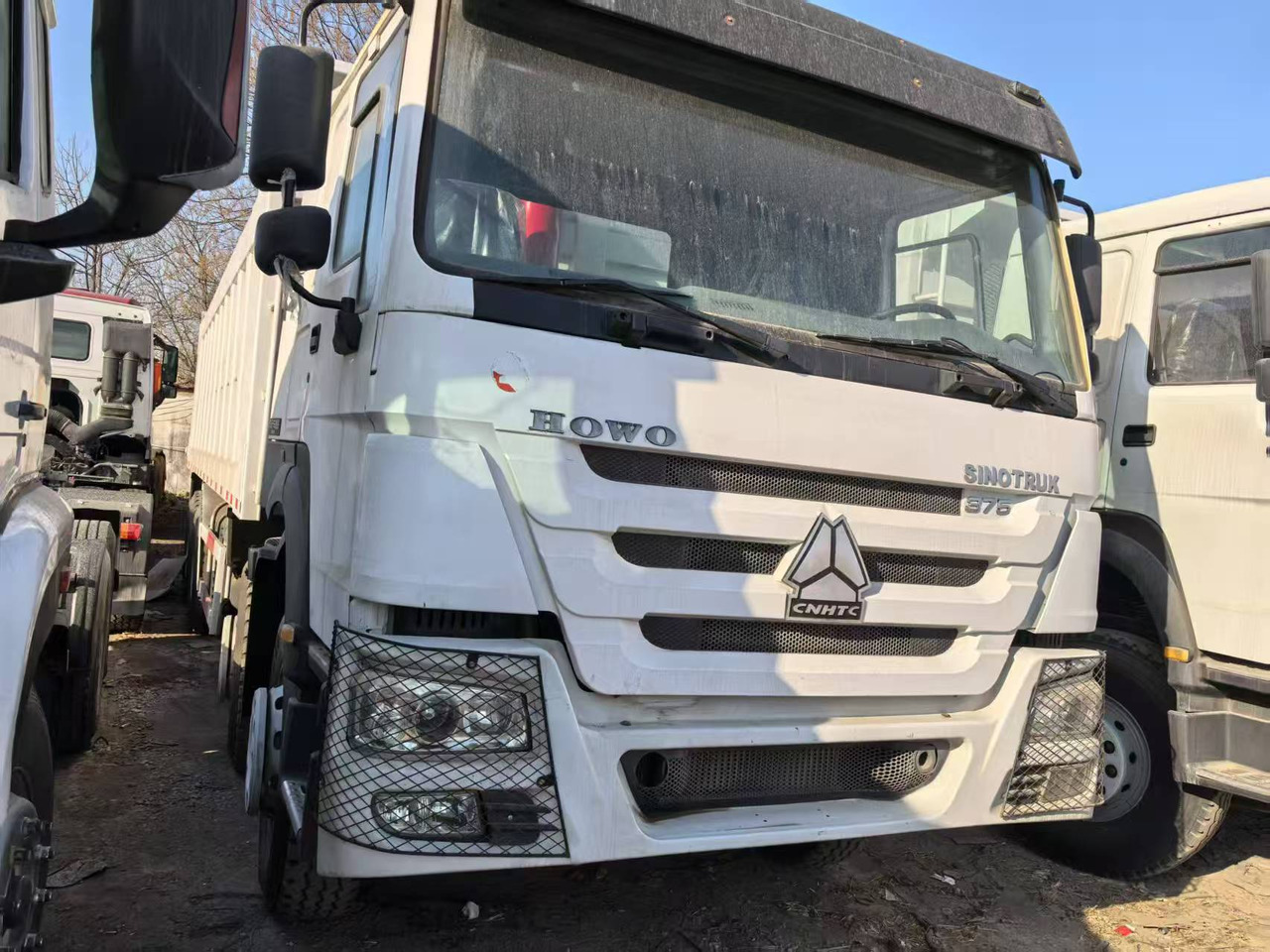 SINOTRUK HOWO 8x4 - Kravas automašīna pašizgāzējs: foto 1 SINOTRUK HOWO 8x4 - Kravas automašīna pašizgāzējs: foto 1