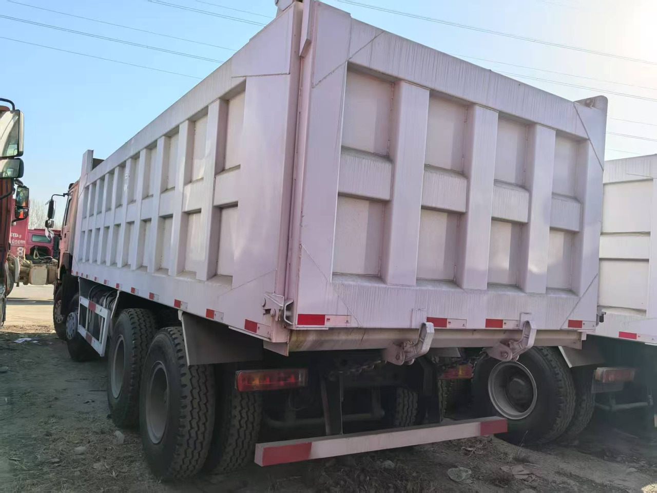 SINOTRUK HOWO 8x4 - Kravas automašīna pašizgāzējs: foto 4 SINOTRUK HOWO 8x4 - Kravas automašīna pašizgāzējs: foto 4