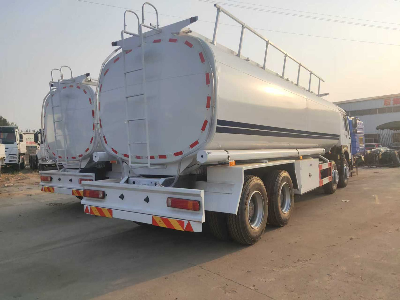 SINOTRUK HOWO Fuel Tank - Autocisterna: foto 4 SINOTRUK HOWO Fuel Tank - Autocisterna: foto 4