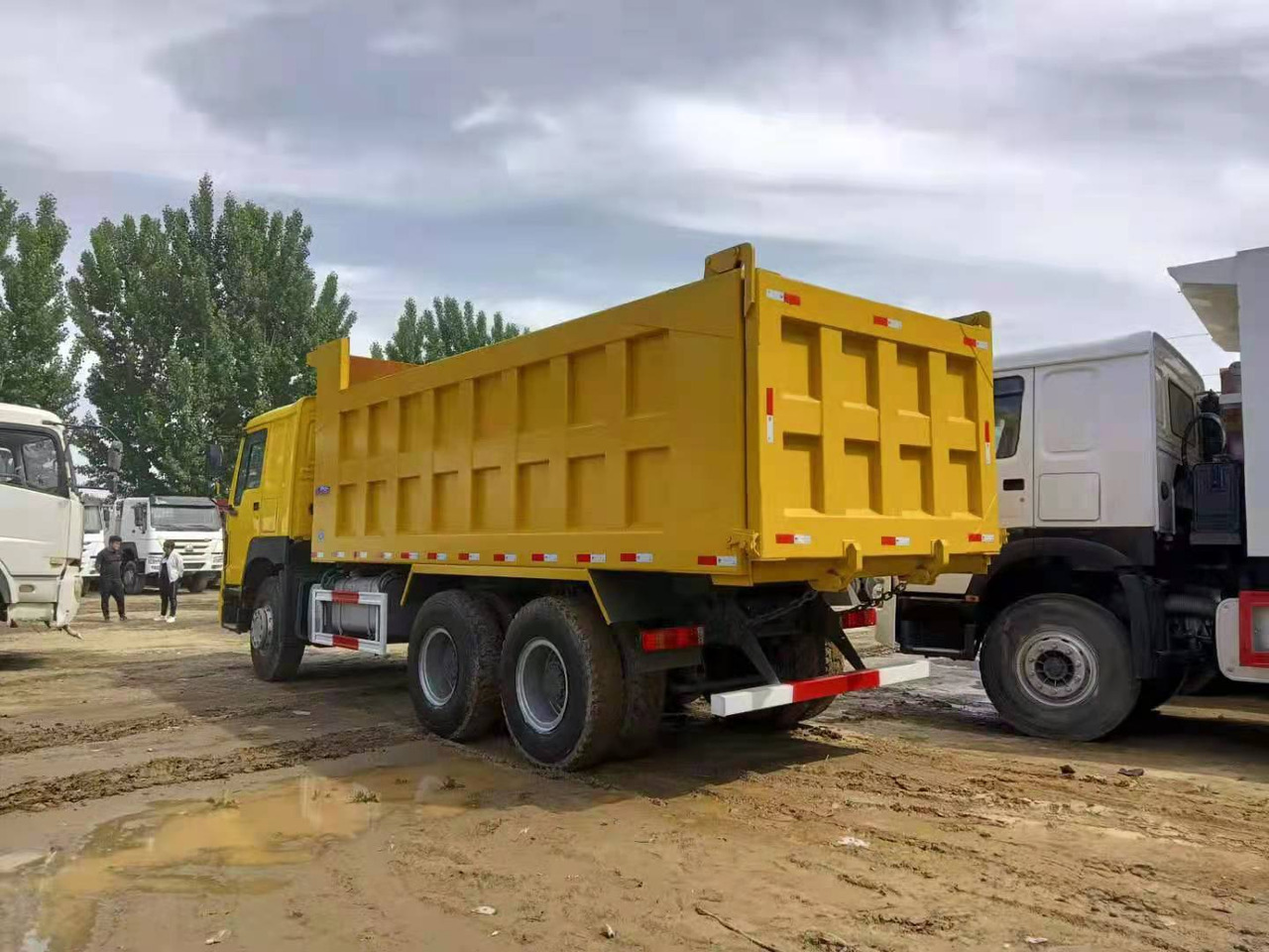 SINOTRUK HOWO - Kravas automašīna pašizgāzējs: foto 3 SINOTRUK HOWO - Kravas automašīna pašizgāzējs: foto 3