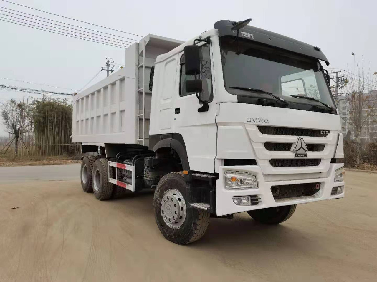 SINOTRUK HOWO - Kravas automašīna pašizgāzējs: foto 3 SINOTRUK HOWO - Kravas automašīna pašizgāzējs: foto 3
