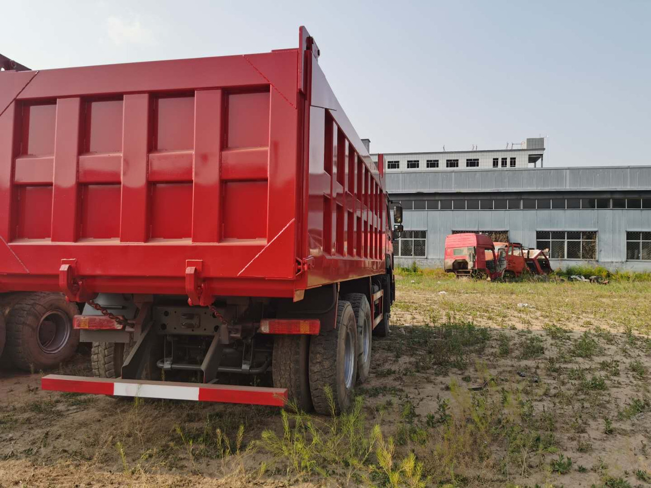 SINOTRUK HOWO - Kravas automašīna pašizgāzējs: foto 2 SINOTRUK HOWO - Kravas automašīna pašizgāzējs: foto 2