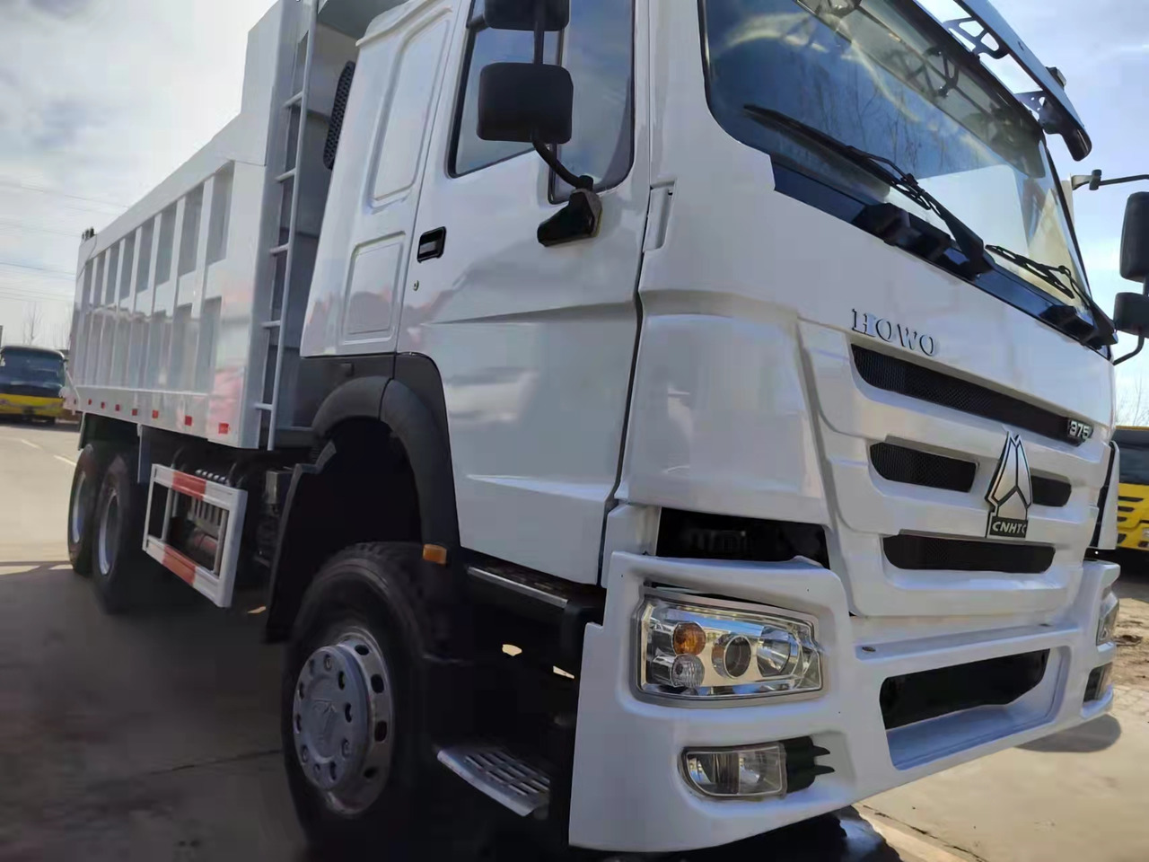 SINOTRUK HOWO - Kravas automašīna pašizgāzējs: foto 3 SINOTRUK HOWO - Kravas automašīna pašizgāzējs: foto 3