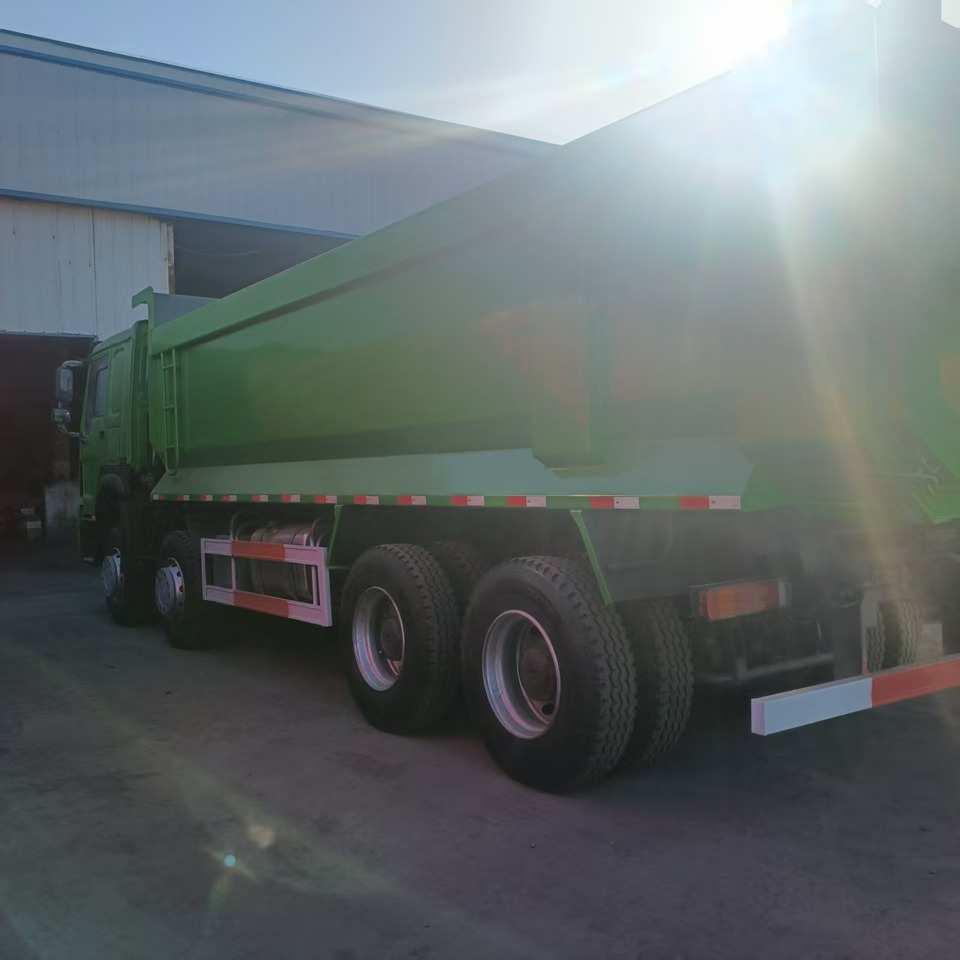 SINOTRUK HOWO - Kravas automašīna ar slēgto virsbūvi: foto 3 SINOTRUK HOWO - Kravas automašīna ar slēgto virsbūvi: foto 3