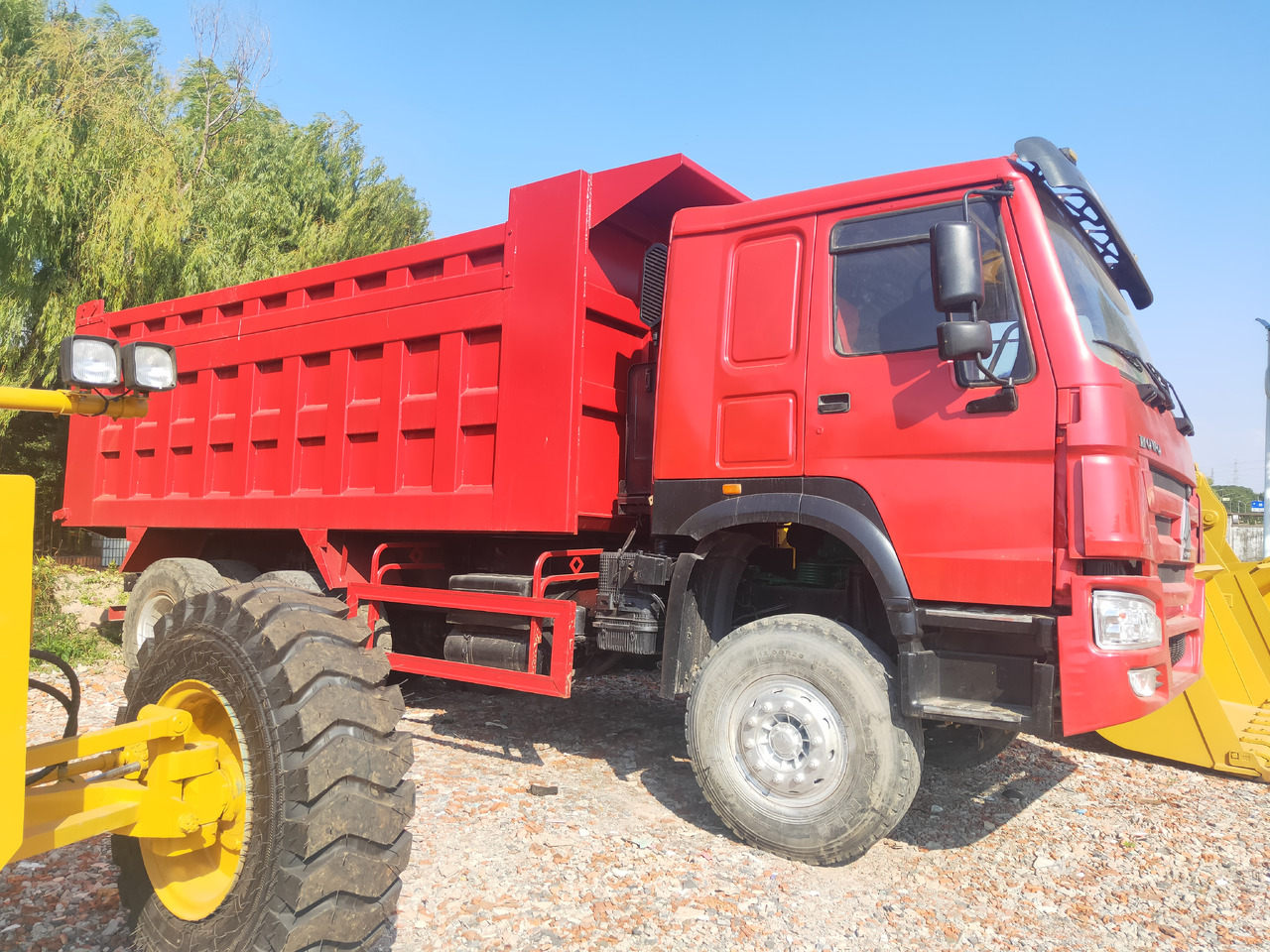 SINOTRUK HOWO - Kravas automašīna pašizgāzējs: foto 1 SINOTRUK HOWO - Kravas automašīna pašizgāzējs: foto 1