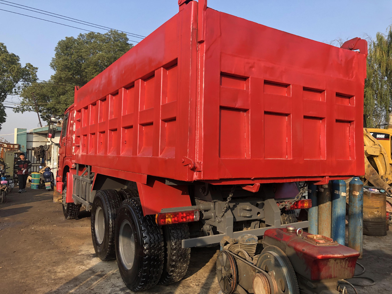 SINOTRUK HOWO - Kravas automašīna pašizgāzējs: foto 3 SINOTRUK HOWO - Kravas automašīna pašizgāzējs: foto 3