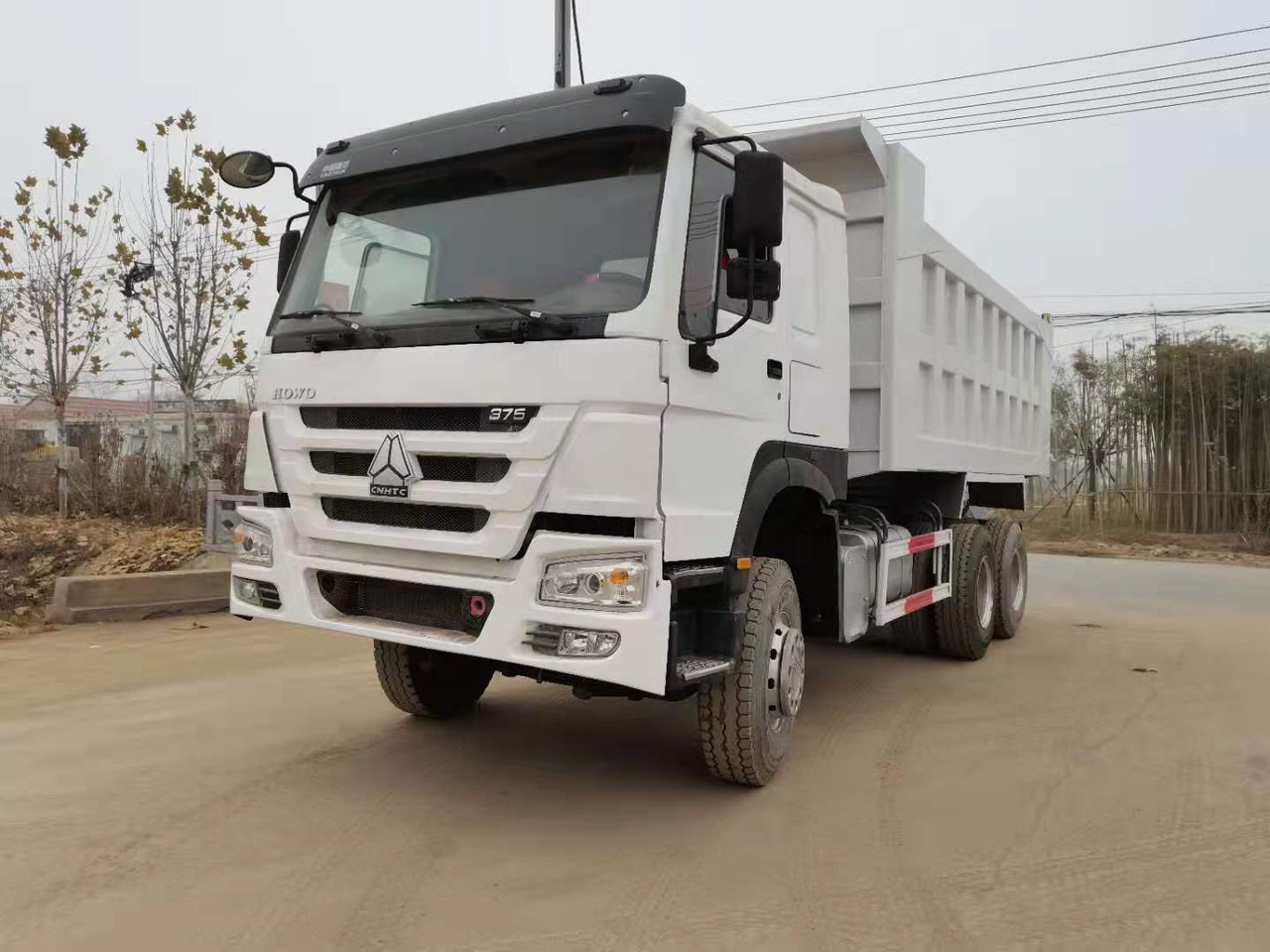 SINOTRUK HOWO - Kravas automašīna pašizgāzējs: foto 4 SINOTRUK HOWO - Kravas automašīna pašizgāzējs: foto 4