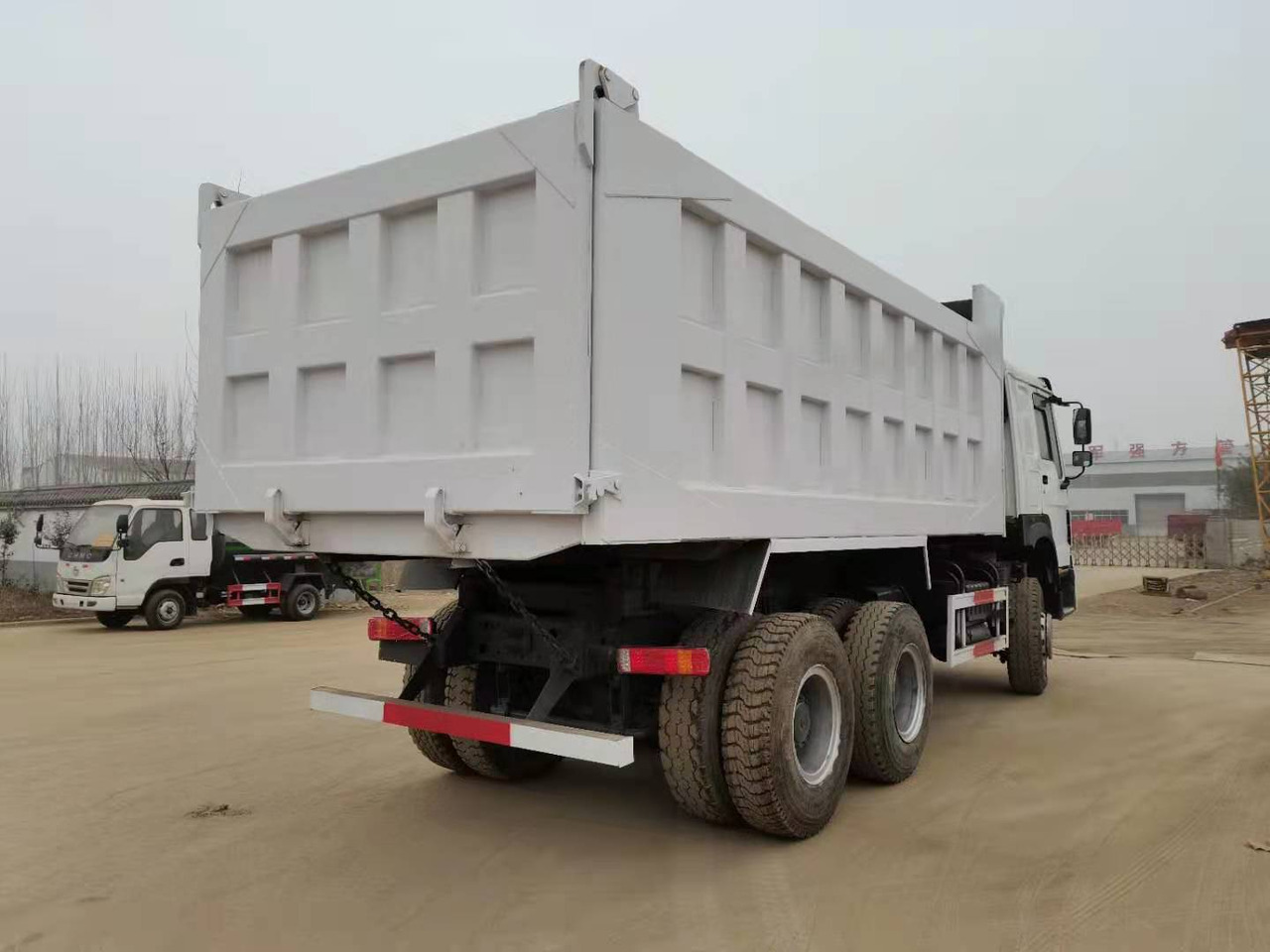 SINOTRUK HOWO - Kravas automašīna pašizgāzējs: foto 1 SINOTRUK HOWO - Kravas automašīna pašizgāzējs: foto 1
