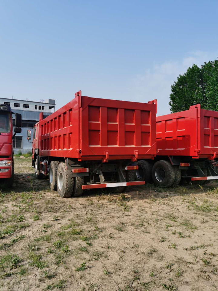 SINOTRUK HOWO - Kravas automašīna pašizgāzējs: foto 3 SINOTRUK HOWO - Kravas automašīna pašizgāzējs: foto 3