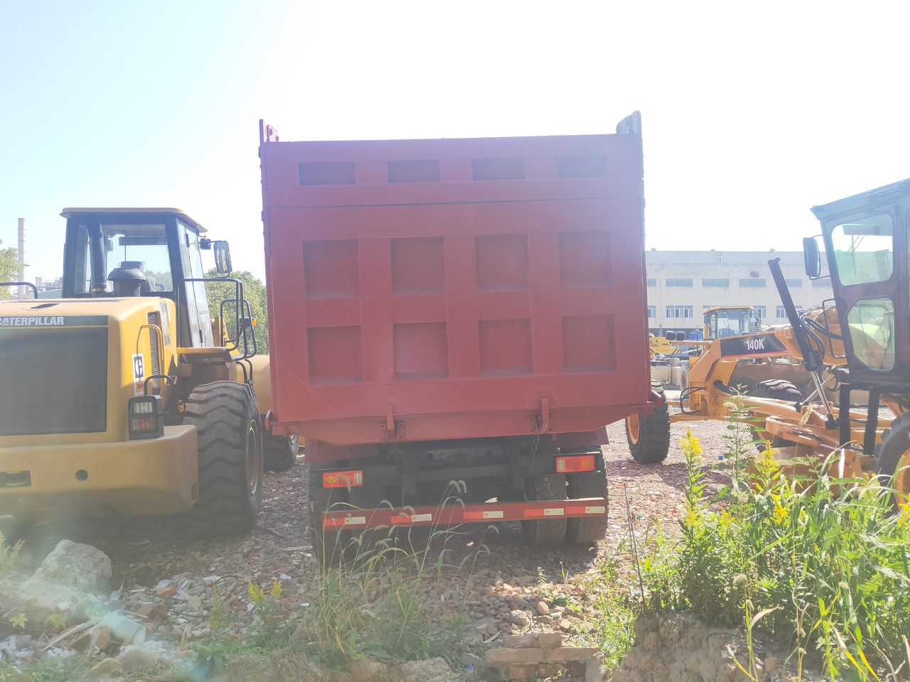 SINOTRUK HOWO - Kravas automašīna pašizgāzējs: foto 5 SINOTRUK HOWO - Kravas automašīna pašizgāzējs: foto 5