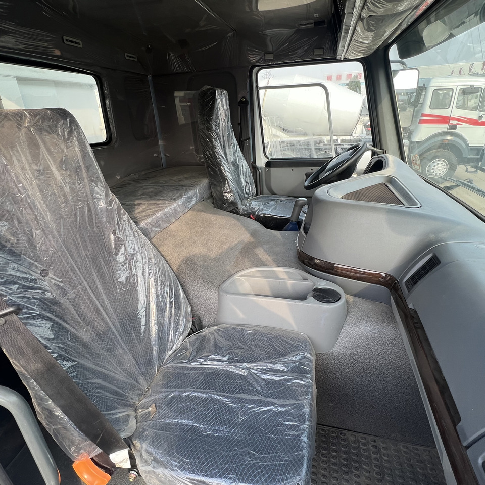 SINOTRUK HOWO - Kravas automašīna ar slēgto virsbūvi: foto 3 SINOTRUK HOWO - Kravas automašīna ar slēgto virsbūvi: foto 3