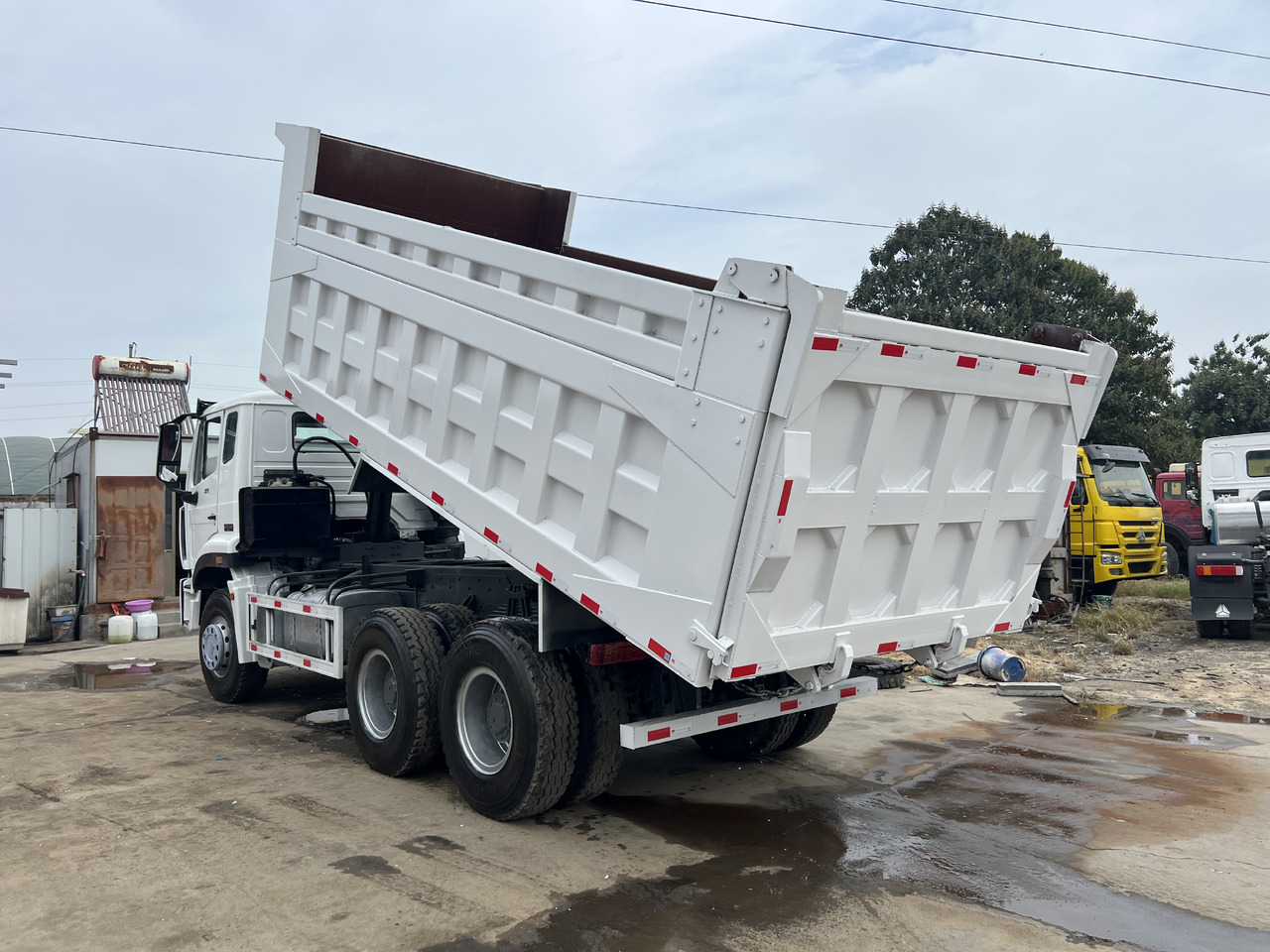 SINOTRUK HOWO - Kravas automašīna pašizgāzējs: foto 4 SINOTRUK HOWO - Kravas automašīna pašizgāzējs: foto 4