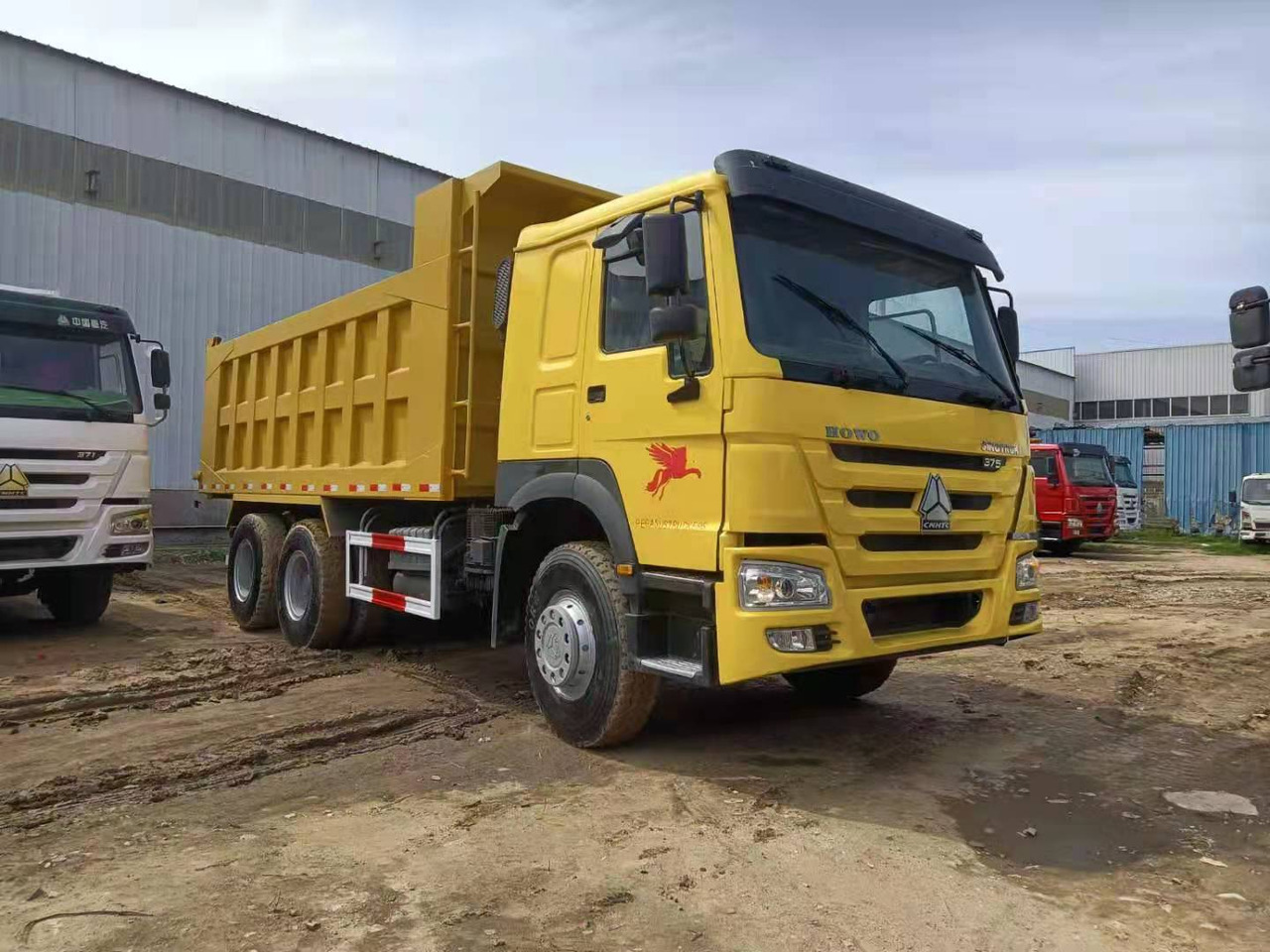 SINOTRUK HOWO - Kravas automašīna pašizgāzējs: foto 1 SINOTRUK HOWO - Kravas automašīna pašizgāzējs: foto 1