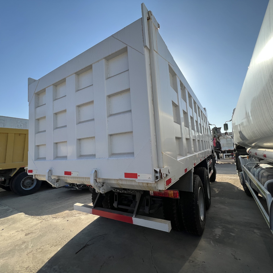 SINOTRUK HOWO - Kravas automašīna pašizgāzējs: foto 4 SINOTRUK HOWO - Kravas automašīna pašizgāzējs: foto 4