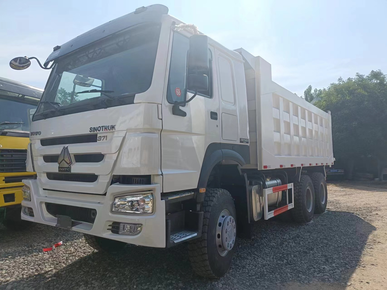 SINOTRUK HOWO - Kravas automašīna pašizgāzējs: foto 5 SINOTRUK HOWO - Kravas automašīna pašizgāzējs: foto 5