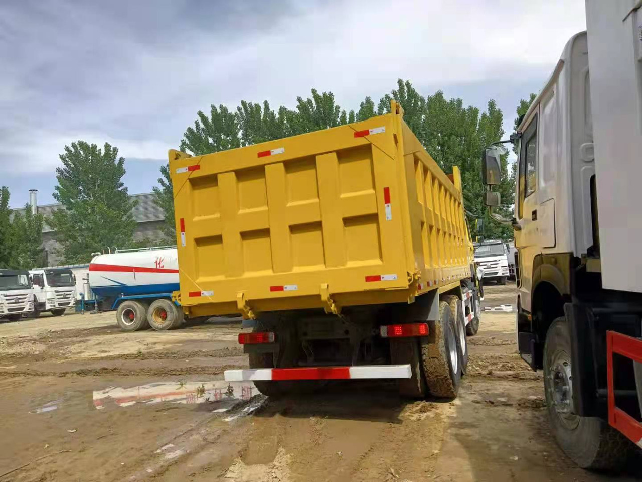 SINOTRUK HOWO - Kravas automašīna pašizgāzējs: foto 5 SINOTRUK HOWO - Kravas automašīna pašizgāzējs: foto 5