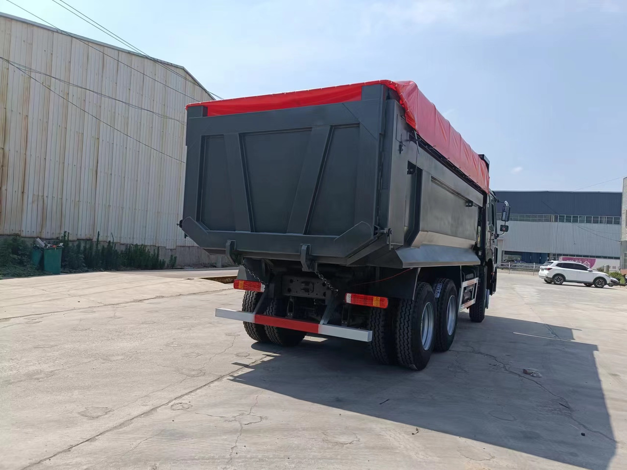 SINOTRUK HOWO - Kravas automašīna ar slēgto virsbūvi: foto 3 SINOTRUK HOWO - Kravas automašīna ar slēgto virsbūvi: foto 3