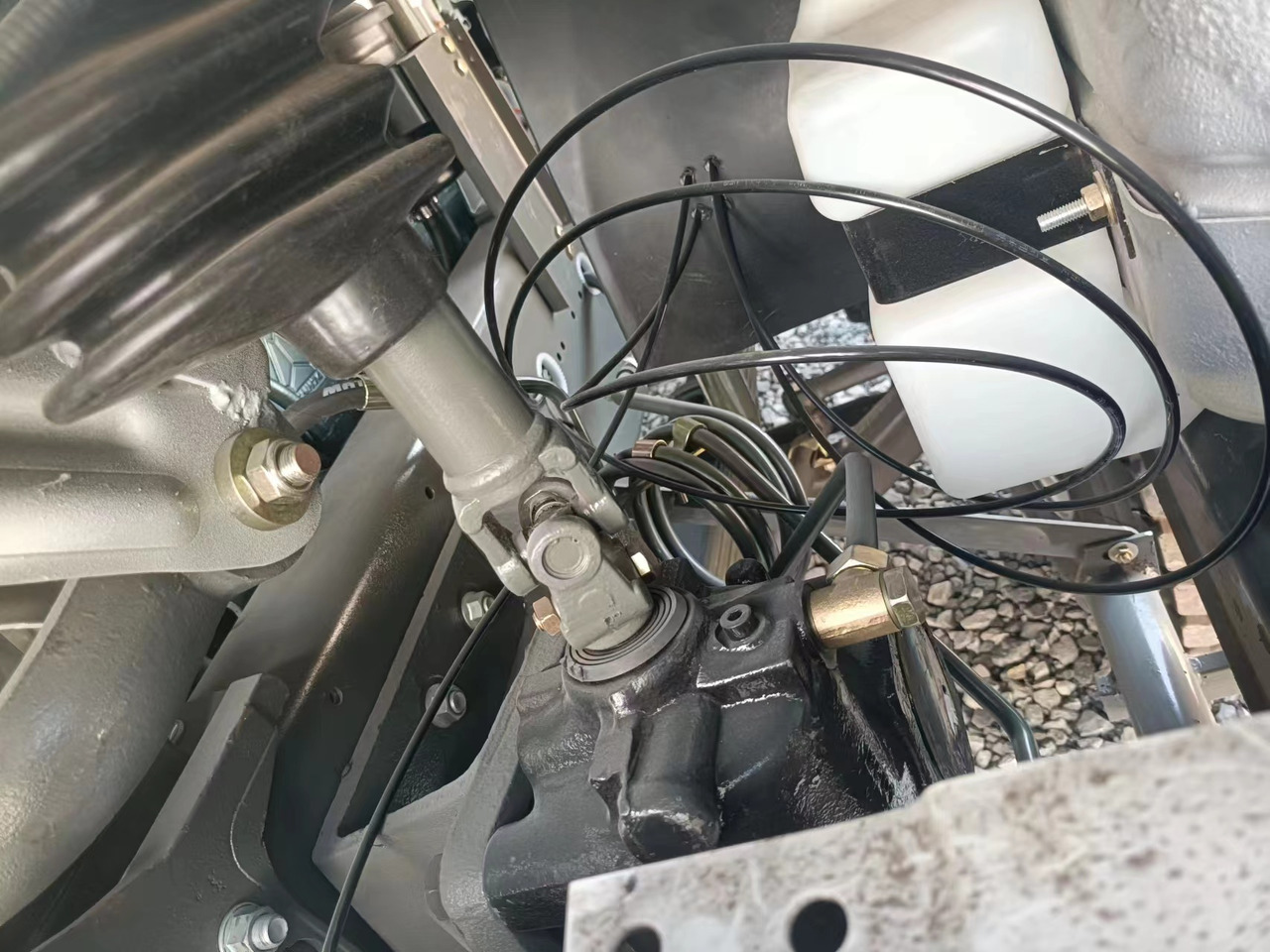 SINOTRUK HOWO - Kravas automašīna pašizgāzējs: foto 3 SINOTRUK HOWO - Kravas automašīna pašizgāzējs: foto 3