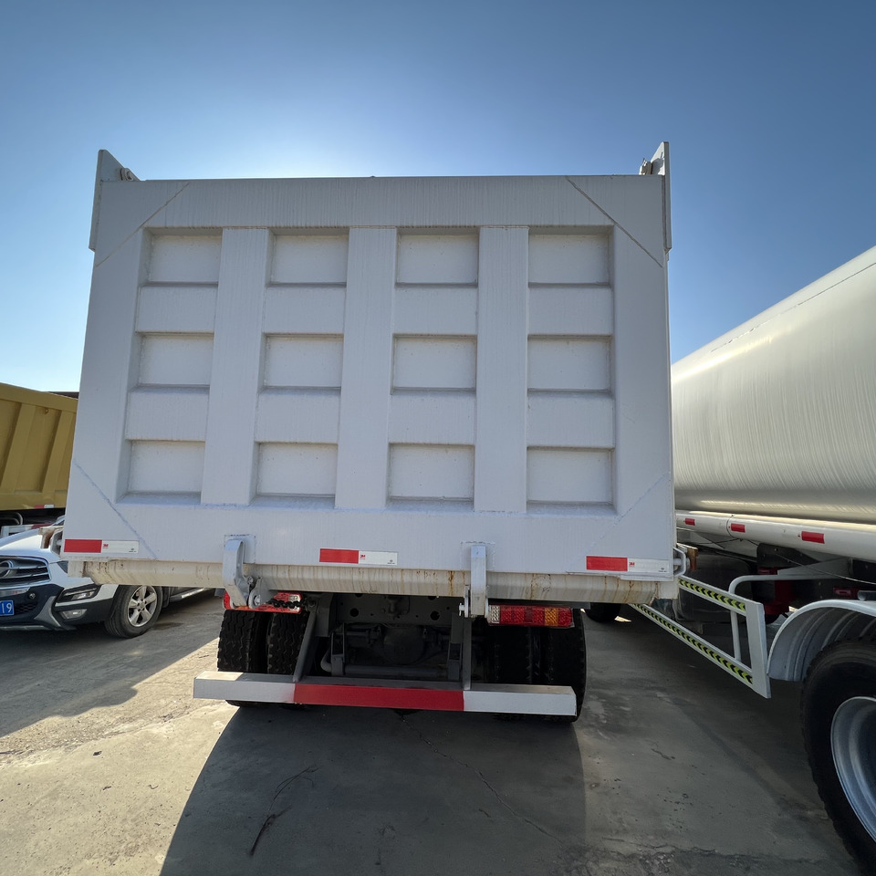 SINOTRUK HOWO - Kravas automašīna pašizgāzējs: foto 5 SINOTRUK HOWO - Kravas automašīna pašizgāzējs: foto 5