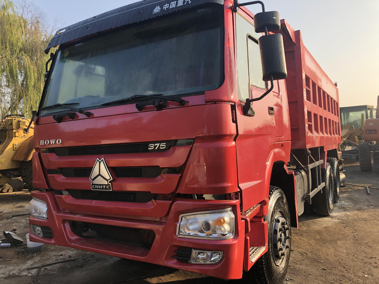 SINOTRUK HOWO - Kravas automašīna pašizgāzējs: foto 1 SINOTRUK HOWO - Kravas automašīna pašizgāzējs: foto 1