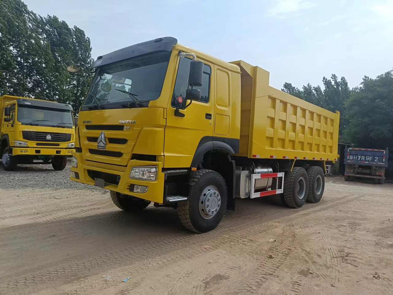 SINOTRUK HOWO - Kravas automašīna pašizgāzējs: foto 4 SINOTRUK HOWO - Kravas automašīna pašizgāzējs: foto 4