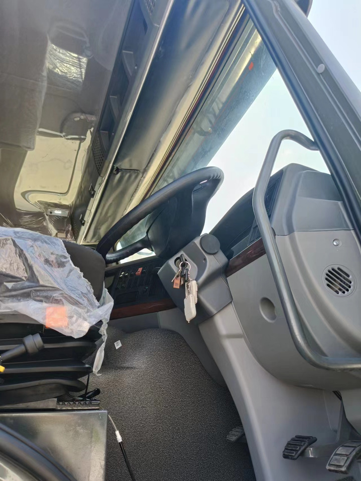 SINOTRUK HOWO - Kravas automašīna ar slēgto virsbūvi: foto 5 SINOTRUK HOWO - Kravas automašīna ar slēgto virsbūvi: foto 5
