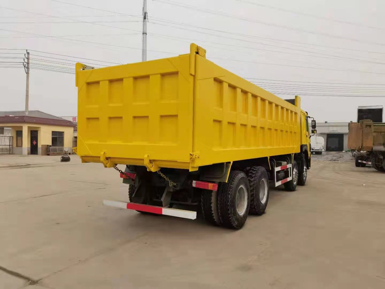 SINOTRUK HOWO - Kravas automašīna pašizgāzējs: foto 1 SINOTRUK HOWO - Kravas automašīna pašizgāzējs: foto 1