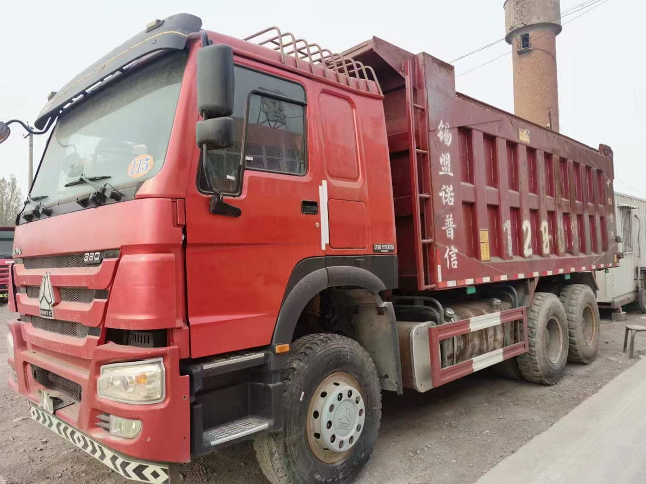 SINOTRUK HOWO - Kravas automašīna pašizgāzējs: foto 1 SINOTRUK HOWO - Kravas automašīna pašizgāzējs: foto 1