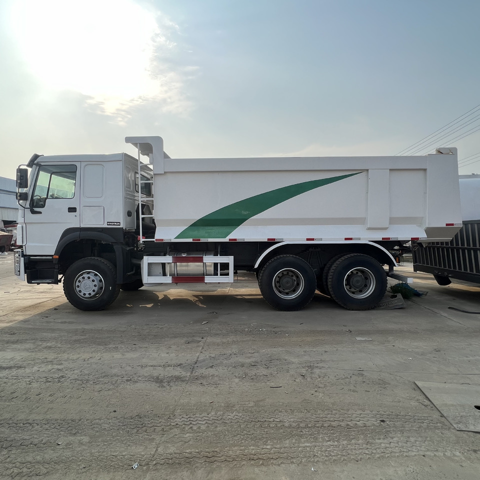 SINOTRUK HOWO - Kravas automašīna ar slēgto virsbūvi: foto 1 SINOTRUK HOWO - Kravas automašīna ar slēgto virsbūvi: foto 1