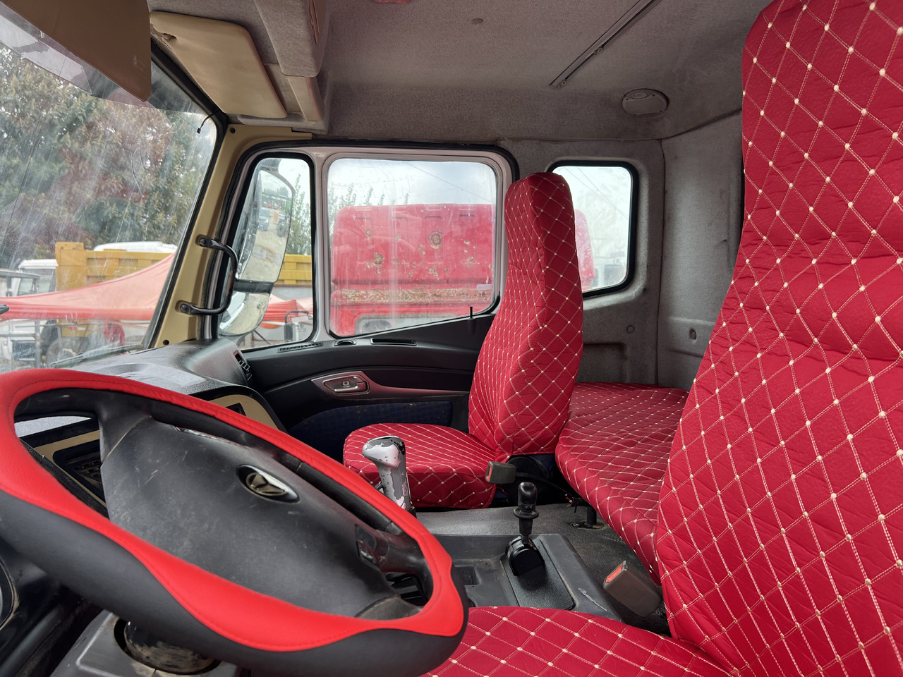 SINOTRUK HOWO - Kravas automašīna pašizgāzējs: foto 1 SINOTRUK HOWO - Kravas automašīna pašizgāzējs: foto 1