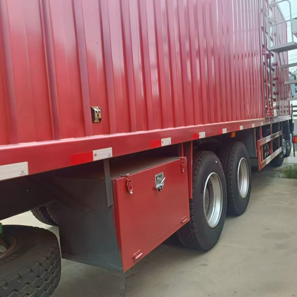 SINOTRUK HOWO - Kravas automašīna ar slēgto virsbūvi: foto 4 SINOTRUK HOWO - Kravas automašīna ar slēgto virsbūvi: foto 4