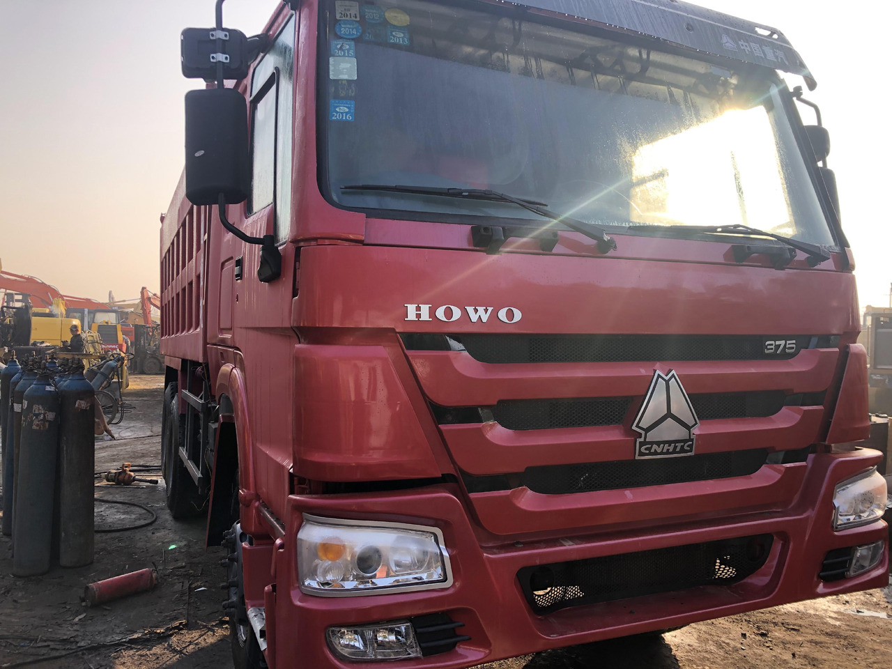 SINOTRUK HOWO - Kravas automašīna pašizgāzējs: foto 2 SINOTRUK HOWO - Kravas automašīna pašizgāzējs: foto 2