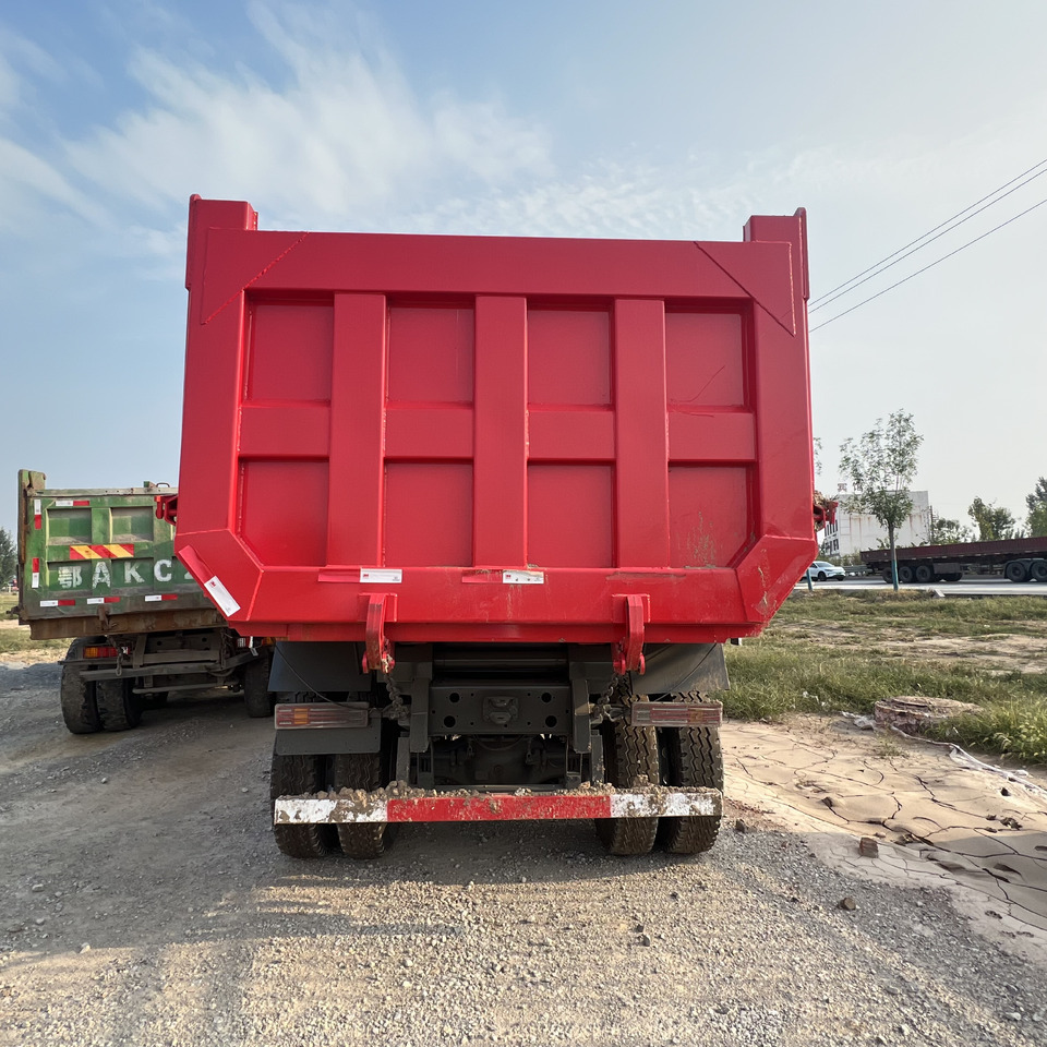SINOTRUK HOWO - Kravas automašīna ar slēgto virsbūvi: foto 3 SINOTRUK HOWO - Kravas automašīna ar slēgto virsbūvi: foto 3