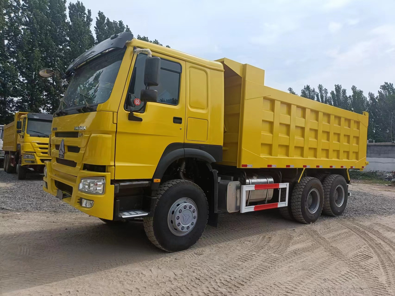 SINOTRUK HOWO - Kravas automašīna pašizgāzējs: foto 5 SINOTRUK HOWO - Kravas automašīna pašizgāzējs: foto 5