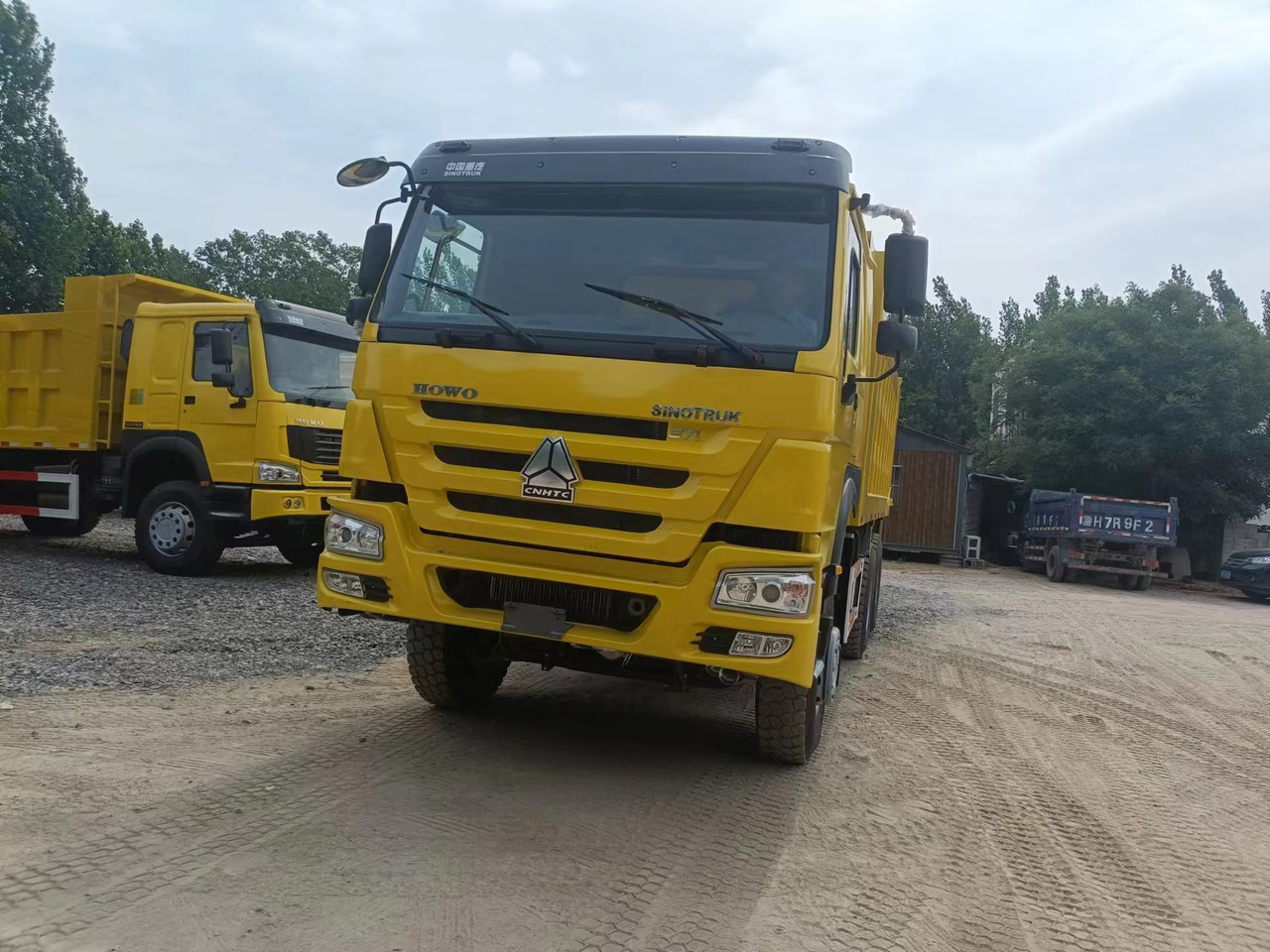 SINOTRUK HOWO - Kravas automašīna pašizgāzējs: foto 3 SINOTRUK HOWO - Kravas automašīna pašizgāzējs: foto 3
